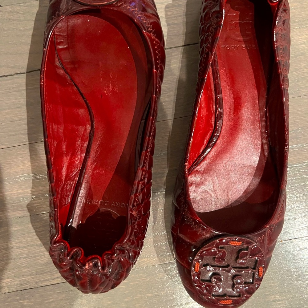 Classic Tory Burch patent leather ballet flats burgundy round toe size 8. - Picture 5 of 6